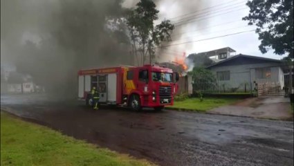Casa de madeira é destruída por incêndio no São Cristóvão