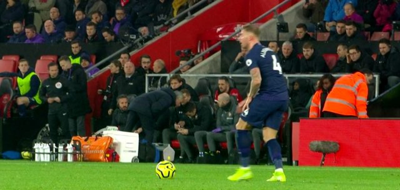 Rakip takım hocasının taktik notlarını okumaya çalışan Mourinho sarı kart gördü