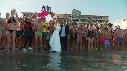 شاهد: الآلاف يستقبلون العام الجديد في أوروبا بالسباحة في المياه المتجمدة