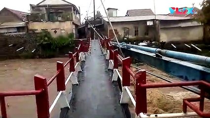 Detik-detik Jembatan Ambruk Diterjang Banjir Bandang