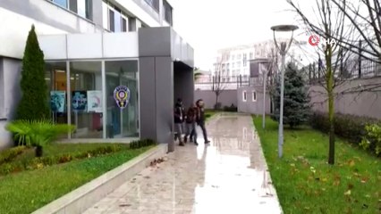 Kadını yerde sürükleyip telefonunu çalan kapkaççının kaçma anı kamerada