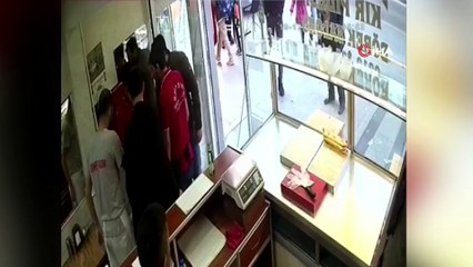 İstanbul’da camlı kapının tuzla buz olduğu görünmez kaza kamerada