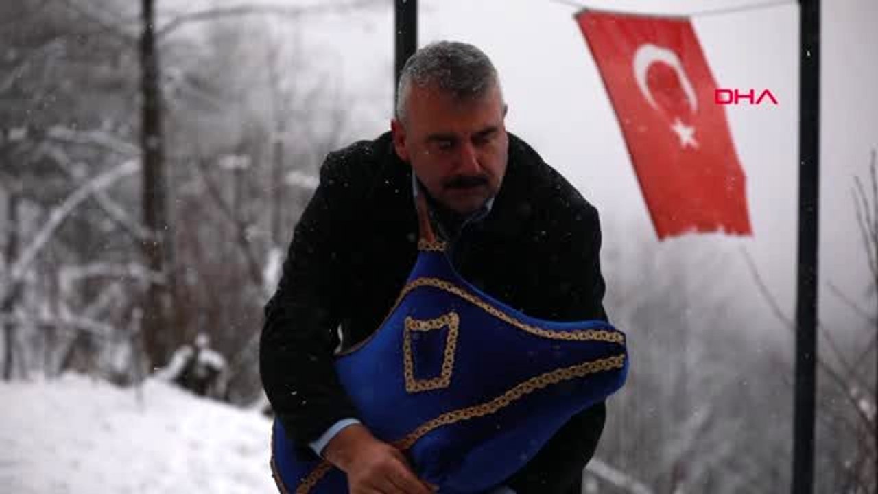 Rize ayder yaylası'nda kar altında horon keyfi