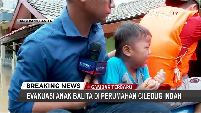 Dramatis! Detik-detik Petugas Evakuasi Balita di Ciledug Indah