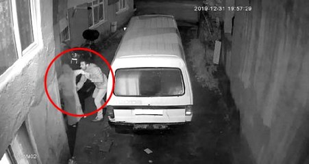 Gözü dönmüş sapık, kadını takip edip evinin önünde taciz etti