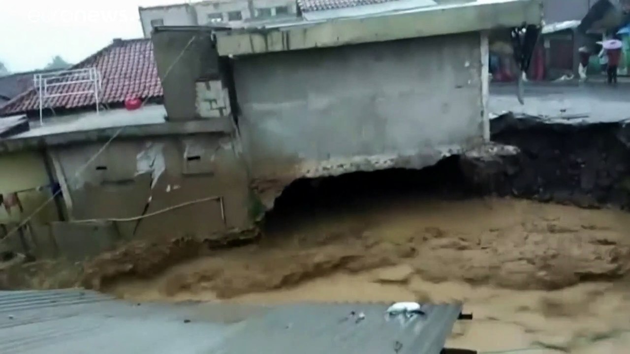 ارتفاع حصيلة ضحايا الفيضانات في أندونيسيا إلى 3...