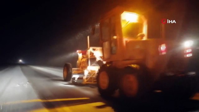 Erzincan - Sivas kara yolunda kar ve tipi etkili oldu