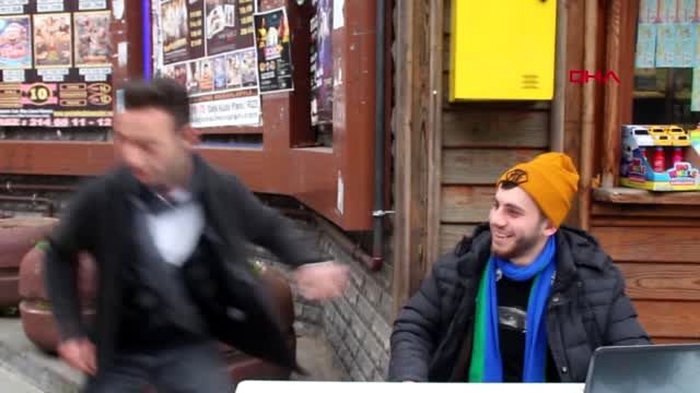 Rize kemençe sesini duyunca yerinde duramıyor