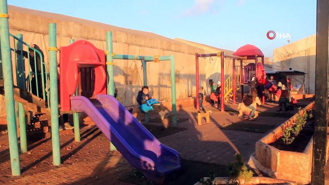 - Korkuyla büyüyen Suriyeli çocukların yüzü oyun parkıyla güldü- İdlib'den kaçan siviller kamplara yerleşti