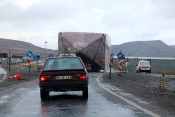 Dev buhar kazanını trafikte görenler gözlerine inanamadı