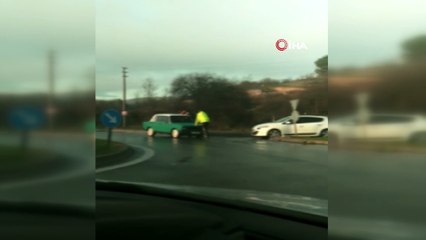 Aracı arızalanan vatandaşın yardımına trafik polisi yetişti