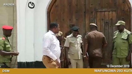 Video herunterladen: TANZANIA: WAFUNGWA 293 WATOLEWA GEREZANI KWA MSAHAMA WA RAIS MAGUFULI