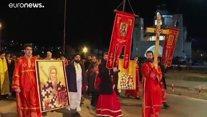 Több ezer ortodox hívő tüntetett az új egyházügyi törvény ellen Montenegróban