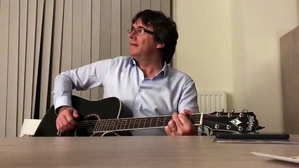 Carles Puigdemont cantando "Country Road, Take me Home"