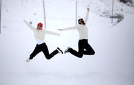 Ayder Yaylası'nda tatilciler, kar altında horon keyfi yaptı
