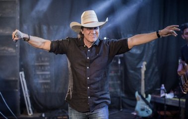 وفاة مغني شهير وهو واقف على المسرح