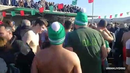 Il tuffo di Capodanno dei Villani Old Rugby