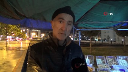 Üniversite hayali için seyyar kuruyemiş tezgahı başında yaktığı ateşle sokak lambası altında ders çalışıyor