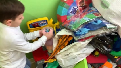 Yusuf ve Ömer rengarenk slime oynuyor Yusuf Çöp kamyonuna slime doldurdu