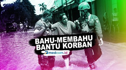 TNI dan Pemadam Kebakaran Bahu-Membahu Bantu Korban Banjir
