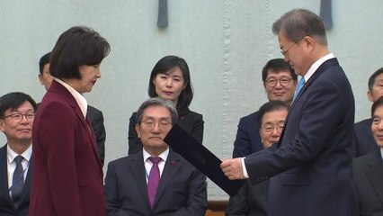 문 대통령, 청와대에서 추미애 법무부 장관 임명장 수여 / YTN