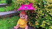Muñeca jugando con paraguas