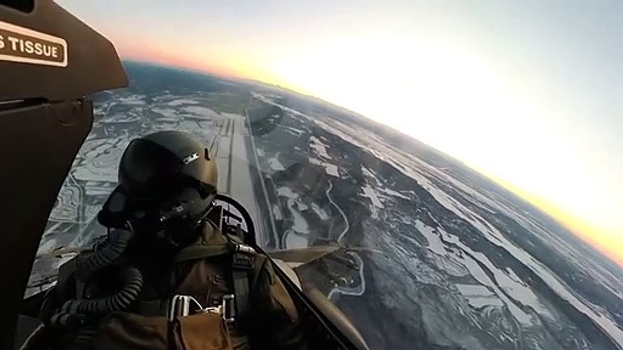 Voici une vue aérienne de la base aérienne d'Eielson prise depuis cet avion de chasse.