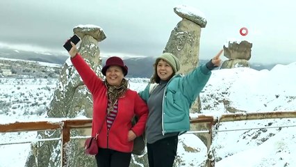 Kapadokya’da Çinli turistlerin kar keyfi