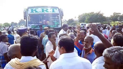 முடிவுகளை அறிவிப்பதில் குளறுபடி... வீதிக்கு வந்து போராடிய திமுகவினர் - வீடியோ