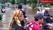 Jasa Angkut Motor Kebanjiran Rezeki di Tengah Banjir Jakarta