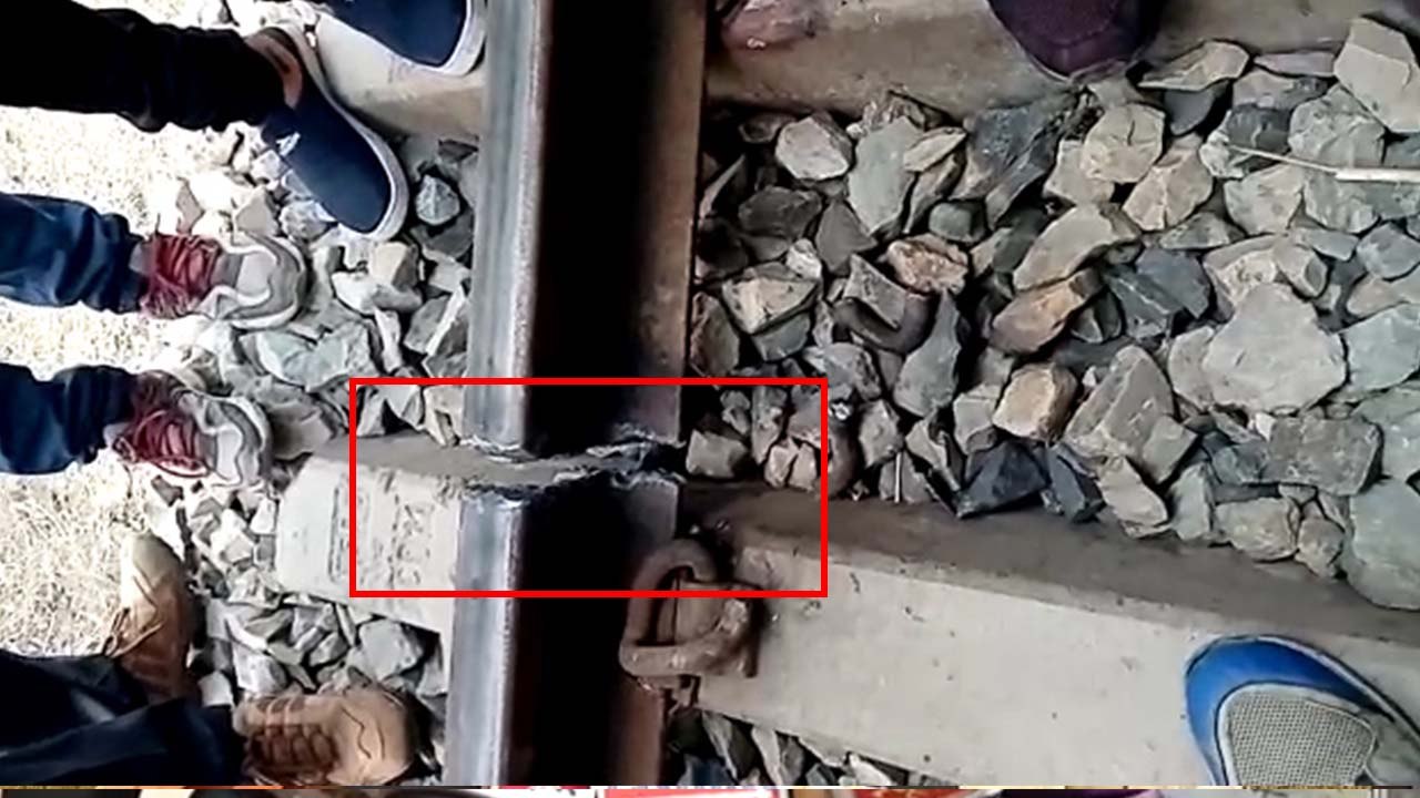 मऊः लव मैरिज से परेशान युवक ने काट डाली रेल की पटरी, पत्नी को मायके भेजने की मांग