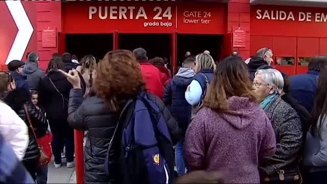 Multitudinario entrenamiento del Sevilla en el Sánchez-Pizjuán