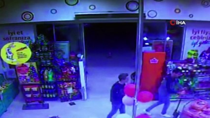 Markette silahlı soygun girişimi kamerada