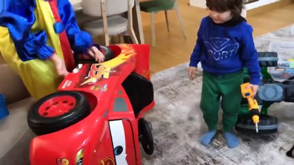 Enes Fatih selimlere gelmiş,Yusuf’la beraber şimşek mcqueen ve traktörü ters çevirip tamir etmişler