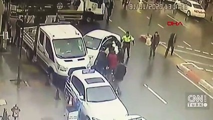 Çekici otomobile, otomobil yayaya çarptı