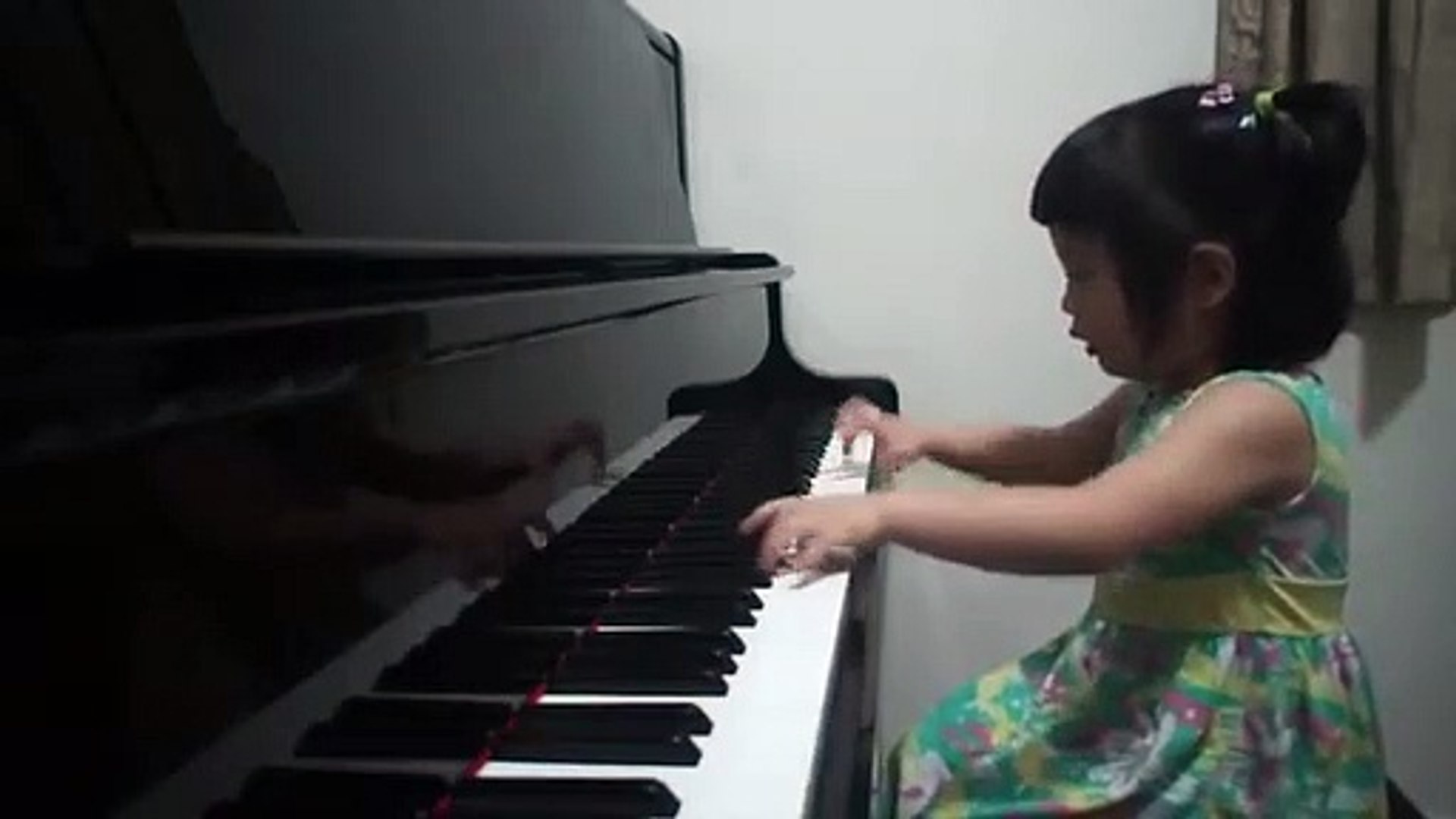 Découvrez le talent de cette petite fille de 3 ans qui joue très bien au  piano. - Vidéo Dailymotion