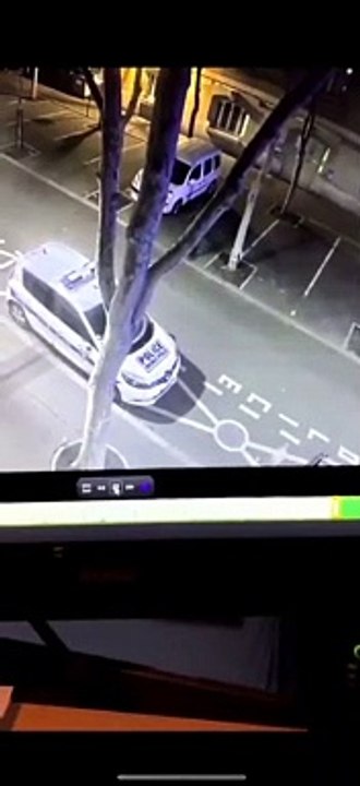 Cet homme incendie une voiture de police et prend feu aussi