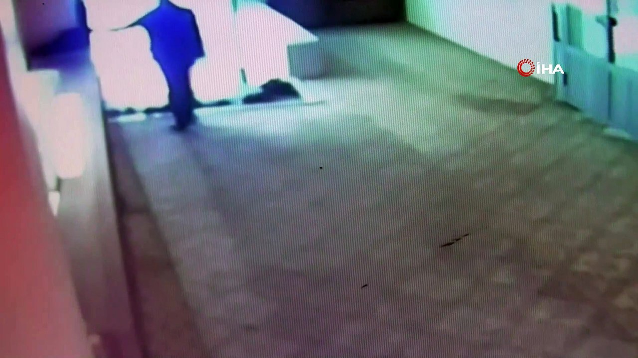 Camide ayakkabı hırsızlığı kamerada