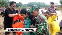 Dramatis! Penyelamatan Ibu Hamil dan Lansia Menyebrangi Arus Deras