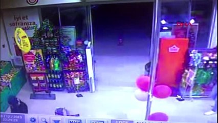 Antalya girdiği markette kasiyere tabanca doğrultup, çabuk, paraları doldur diye tehdit etti