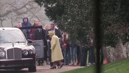Queen elizabeth ii arrives at church for Sunday service with royal family