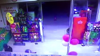 Girdiği markette kasiyere tabanca doğrultup, çabuk, paraları doldur diye tehdit etti