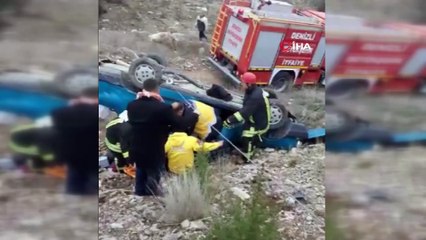 Devrilen otomobile halat bağlayıp yaralı kurtardılar