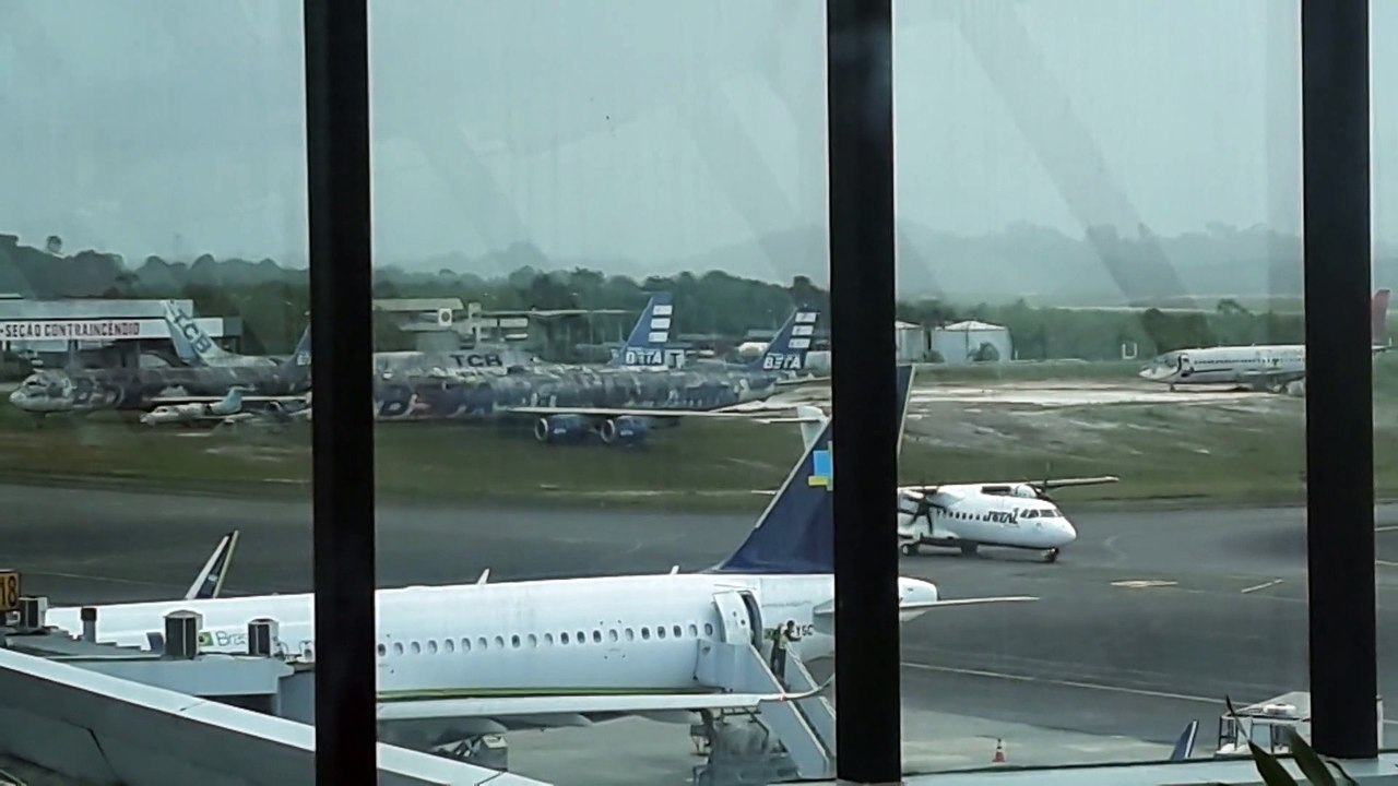 [SBEG Spotting]ATR42 taxia na pista do Aeroporto de Manaus antes de decolar para Urucu