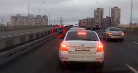 Seyir halindeki otomobilin sürücüsü, el bombasının pimini çekerek yola bıraktı