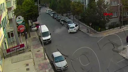 Afyonkarahisar önce park halindeki otomobile, sonra kaldırıma çarptı