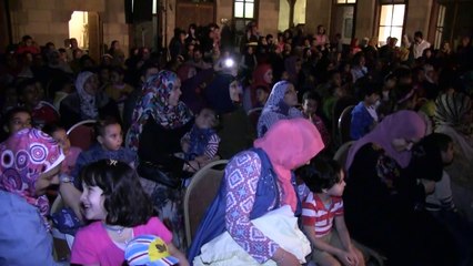 الأراجوز لا يزال يجسد روح السخرية في مصر