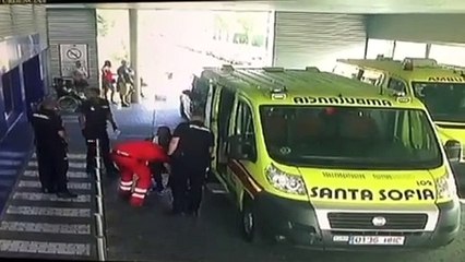 ¡De chiste!: Este preso en silla de ruedas echa a correr aprovechando un traslado desde la cárcel hasta el hospital