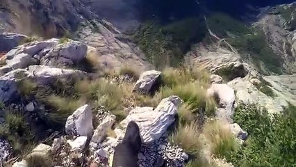 Un atrevido paracaidista se graba justo en el momento en que se estrella violentamente contra una montaña