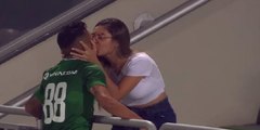 Anulan un gol a este futbolista y le sacan tarjeta mientras celebra el tanto besando apasionadamente a su novia